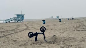 Lori Petty Instagram - Early morning #Venice. It was drizzling so I ran outside 🤩🥳‼️They're showing off the Venice Hoopties today, too. Have a sweet, safe weekend. #iloveyousomuch 😘😘😘 #swipe