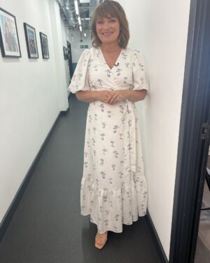 Lorraine Kelly Instagram - Todays look - @phaseeight and sandals @danielfootwear #summer #summervibes #fashion #summerdress  #sandals