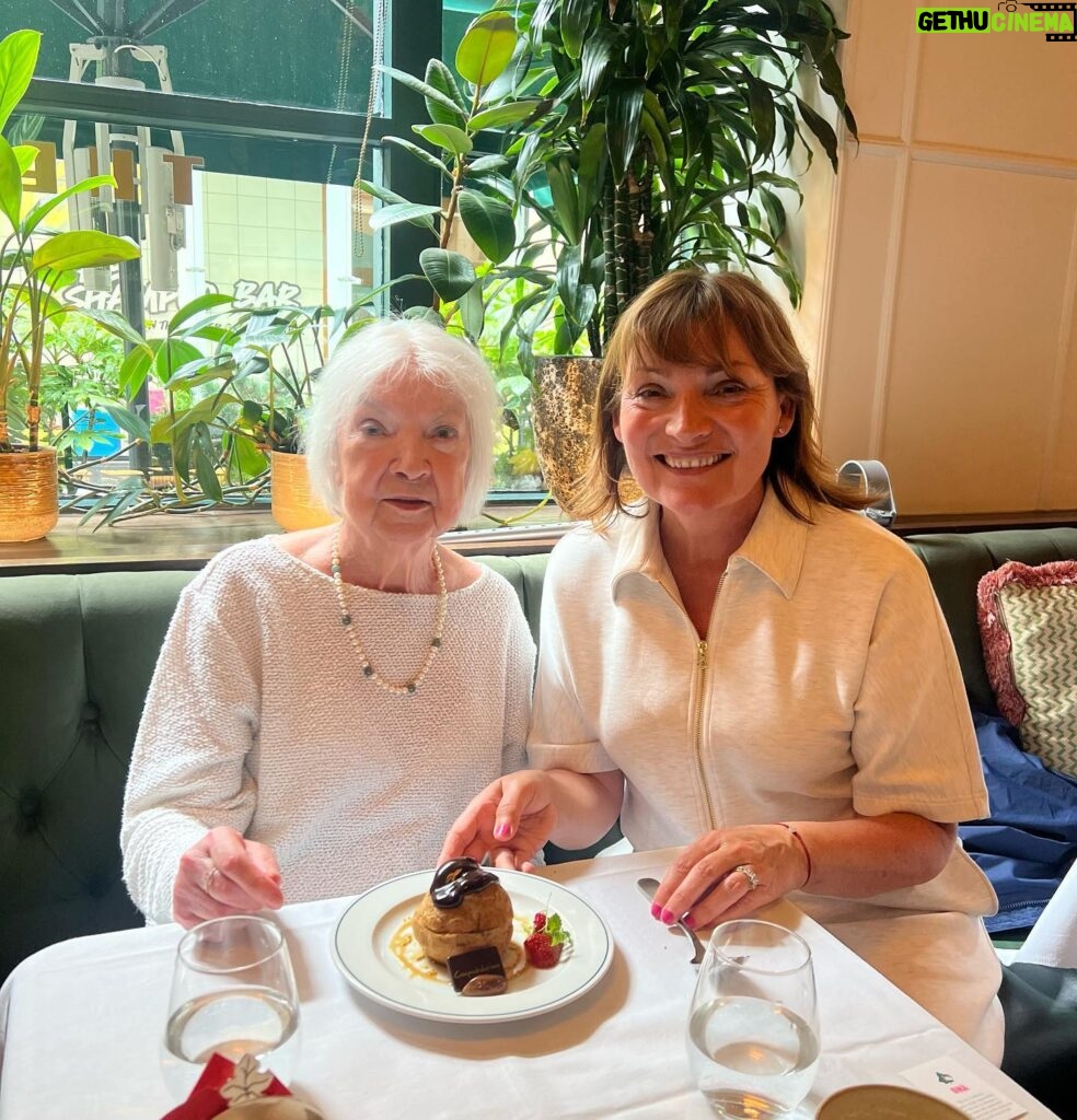 Lorraine Kelly Instagram - Mum continues to defy everything and everyone!! Took her for lunch in Glasgow and we had a lovely time. Even managed a wee walk. She is the very definition of indomitable !! So proud of her. #brave #love #courage #mum