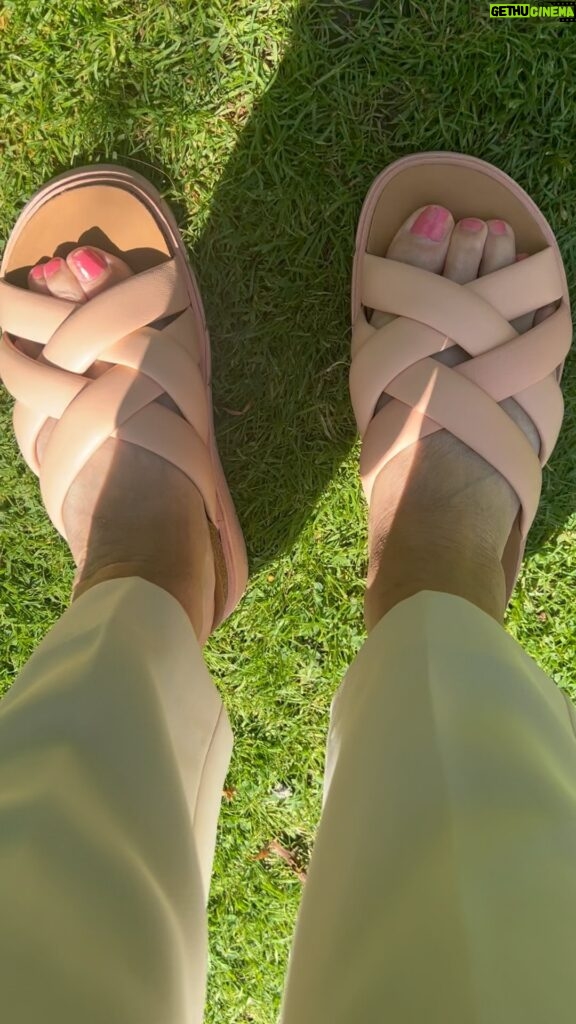 Lorraine Kelly Instagram - HAPPY FEET! @fitflop - perfect as sale for summer #comfort #comfortable #summersandals #sandals