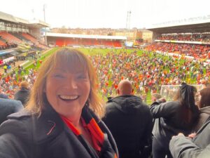 Lorraine Kelly Instagram - Unless there’s a disaster of biblical proportions we are back up! Excited fans on the pitch celebrating @dundeeunitedfc #promotion