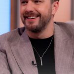 Lorraine Kelly Instagram - The voice of @loveisland and comedian @iaindoesjokes is preparing to hit the road for his new comedy tour ‘Relevant’. It’s set to be full of laughs, so much so that he even had the #Lorraine crew laughing out loud on air 🙈🏝️