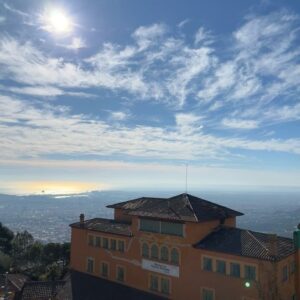 Lotte Verbeek Instagram - Today we decided rather than staying in the city, instead going to the highest top to admire Barcelona from up above. What a climb- and what a view!! 🤩 (great picknick lunch on the way with fresh tortillas 😋)