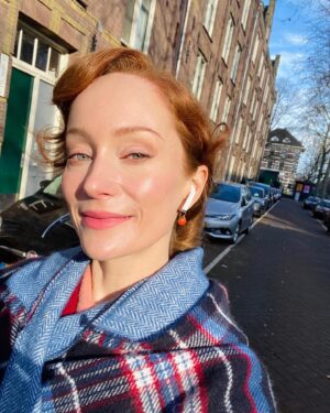 Lotte Verbeek Instagram - Windy sunny winter days 💨☀️🥶 wearing my Skinceutical skin guards in a bottle: Prevent (vit C serum) Hydrate (HA intensifier) and Protect (mineral SPF) to keep my sensitive ginger skin nice and peachy :-) 
@vanrosmalenkliniek #vanrosmalenkliniek