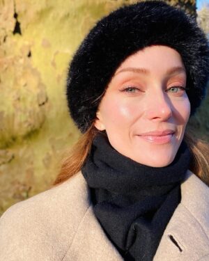Lotte Verbeek Instagram - Just because we’re in lockdown and I ain’t going anywhere (except for hot dates with the sun when she’s around) doesn’t mean life needs to lose its glow- nor do our faces 😊
Thanks @kosas you feel like my skin 🍑