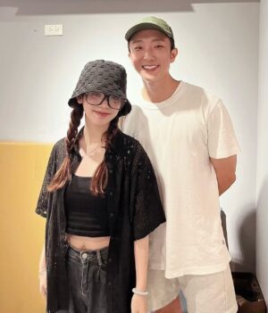 Lotus Wang Instagram - 太好吃了 #儒城韓式料理🥳
又遇見偶像 #懷秋🎉
我跟女兒都開心🥳
下次要再去吃😘

#stacy庭庭
#Candy繶帆
#我是保庇天后王彩樺