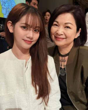 Lotus Wang Instagram - 帶著大公主 #stacy庭庭 一起祝福☺️
(張書偉&謝京穎)💕
幸福永遠甜甜蜜蜜一輩子😍🥳❤️

#也祝福大家平安健康心想事成
#我是保庇天后王彩樺