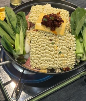 Lotus Wang Instagram - 太好吃了 #儒城韓式料理🥳
又遇見偶像 #懷秋🎉
我跟女兒都開心🥳
下次要再去吃😘

#stacy庭庭
#Candy繶帆
#我是保庇天后王彩樺