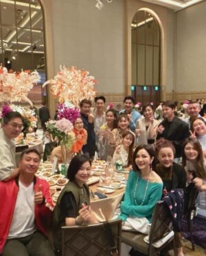 Lotus Wang Instagram - 帶著大公主 #stacy庭庭 一起祝福☺️
(張書偉&謝京穎)💕
幸福永遠甜甜蜜蜜一輩子😍🥳❤️

#也祝福大家平安健康心想事成
#我是保庇天后王彩樺