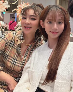 Lotus Wang Instagram - 帶著大公主 #stacy庭庭 一起祝福☺️
(張書偉&謝京穎)💕
幸福永遠甜甜蜜蜜一輩子😍🥳❤️

#也祝福大家平安健康心想事成
#我是保庇天后王彩樺