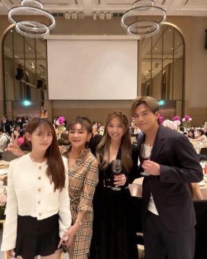 Lotus Wang Instagram - 帶著大公主 #stacy庭庭 一起祝福☺️
(張書偉&謝京穎)💕
幸福永遠甜甜蜜蜜一輩子😍🥳❤️

#也祝福大家平安健康心想事成
#我是保庇天后王彩樺