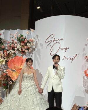 Lotus Wang Instagram - 帶著大公主 #stacy庭庭 一起祝福☺️
(張書偉&謝京穎)💕
幸福永遠甜甜蜜蜜一輩子😍🥳❤️

#也祝福大家平安健康心想事成
#我是保庇天后王彩樺
