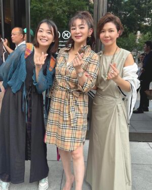 Lotus Wang Instagram - 帶著大公主 #stacy庭庭 一起祝福☺️
(張書偉&謝京穎)💕
幸福永遠甜甜蜜蜜一輩子😍🥳❤️

#也祝福大家平安健康心想事成
#我是保庇天后王彩樺