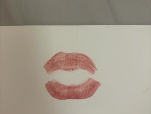 Lotus Wang Instagram - 剛剛小公主跟我說
媽媽妳睡了嗎？
我急急忙忙跑上去女兒的房間🥹怎麼了 😜
原來是要給我母親節的禮物🎁
媽媽很感動😭

謝謝親愛的大公主&小公主（姊姊妹妹）一起送媽媽母親節禮物🎁
媽媽看到卡片字字是滿滿的愛💖
謝謝上天給我兩位最珍貴的寶貝女兒😍
我愛妳們❤️
獻上媽媽的吻😘

#stacy庭庭
#Candy繶帆
#我是保庇天后王彩樺
#祝福偉大的媽媽母親節快樂
#晚安😍