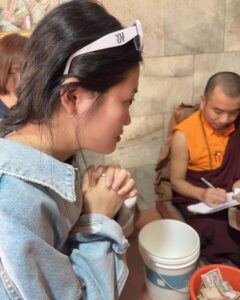 Lotus Wang Instagram - 今天一早聽到台灣地震😭心裡非常難過😭
趕緊到佛塔🙏點燈🙏掛天馬旗🙏求佛祖保佑🙏台灣眾生皆平安🙏🙏🙏

阿彌陀佛🙏

#尼泊爾 #慈悲佛塔