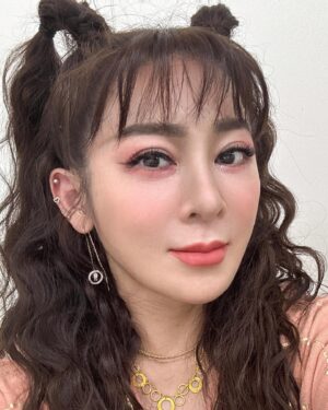 Lotus Wang Instagram - 謝謝親愛的粉絲們❤️
阿姨抱著我講到她哽咽
我感動到也哭了😘
謝謝你們心疼我❤️
看到我的努力❤️
也可以鼓勵到你❤️
你們的溫暖&我的愛😍
我珍惜😘
謝謝你們給我這麼有愛的舞台❤️❤️❤️

#溫暖的擁抱
#感恩所有一切善因緣
#我是保庇天后王彩樺
