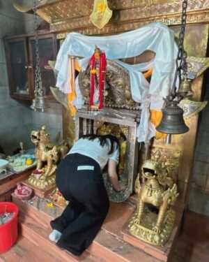 Lotus Wang Instagram - 4/2尼泊爾第二天🙏
今天對我來說非常特別永遠難忘🙏
來尼泊爾朝聖也有7.8次🙏

第一次左手臂&頭&右手臂整個麻麻的😊佛祖加持了我🙏
佛祖知道弟子虔誠的心🙏
感恩佛祖慈悲的恩典🙏
讓我增長智慧&慈悲心❤️❤️❤️
接著～原來我還可以幫佛祖穿新衣🙏
法喜充滿🙏
一切都在感恩中🙏
願你我眾生一切平安吉祥🙏

#慈悲佛塔
#感恩一切的善因緣
#我是保庇天后王彩樺