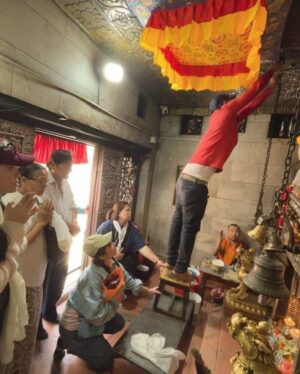 Lotus Wang Instagram - 4/2尼泊爾第二天🙏
今天對我來說非常特別永遠難忘🙏
來尼泊爾朝聖也有7.8次🙏

第一次左手臂&頭&右手臂整個麻麻的😊佛祖加持了我🙏
佛祖知道弟子虔誠的心🙏
感恩佛祖慈悲的恩典🙏
讓我增長智慧&慈悲心❤️❤️❤️
接著～原來我還可以幫佛祖穿新衣🙏
法喜充滿🙏
一切都在感恩中🙏
願你我眾生一切平安吉祥🙏

#慈悲佛塔
#感恩一切的善因緣
#我是保庇天后王彩樺
