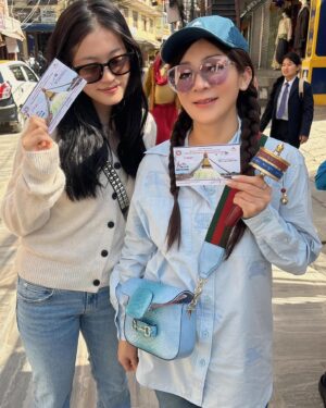 Lotus Wang Instagram - 4/1尼泊爾第一天
心靈之旅🙏
感恩諸佛菩薩加持🙏
感恩上師菩曼仁波切開示🙏
感恩一切最美好的善因緣🙏
來到了聖地🙏
充滿歡喜心🥳
跟滿滿的感動🙏
珍惜你❤️把握當下🙏
願你看到感受到佛菩薩的《保庇》🙏🙏🙏

#可愛的狗狗很會找地方睡覺💤真可愛😘
#謝謝我的小公主陪媽媽到尼泊爾❤️
#我是保庇天后王彩樺