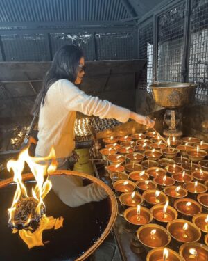 Lotus Wang Instagram - 4/1尼泊爾第一天
心靈之旅🙏
感恩諸佛菩薩加持🙏
感恩上師菩曼仁波切開示🙏
感恩一切最美好的善因緣🙏
來到了聖地🙏
充滿歡喜心🥳
跟滿滿的感動🙏
珍惜你❤️把握當下🙏
願你看到感受到佛菩薩的《保庇》🙏🙏🙏

#可愛的狗狗很會找地方睡覺💤真可愛😘
#謝謝我的小公主陪媽媽到尼泊爾❤️
#我是保庇天后王彩樺