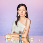 Louisa Mak Instagram - 變化是唯一的不變。工作上，無論是學習運用新科技，或是擔當新職位，我都會抱著積極的態度💪。只有不怕面對新挑戰，我們才能持續蛻變、與世界同步！ @CleDePeauBeaute粼光姫影系列為我帶來敢於蛻變的力量，如美人魚般忠於自己的氣質，追尋發光發亮的自己。 @CleDePeauBeaute的潔面系列一直是我日常必備，但新出的節日系列包裝太精美，令我有點想收藏而不捨得使用！又不過LE SÉRUM真的太好用，質感清爽又超級保濕，所以最後還是拆了包裝來用😆 #CleDePeauBeaute #CleDePeauBeauteHK #CPBCollective #BelieveInRadiance #TowardtheHorizonCollection