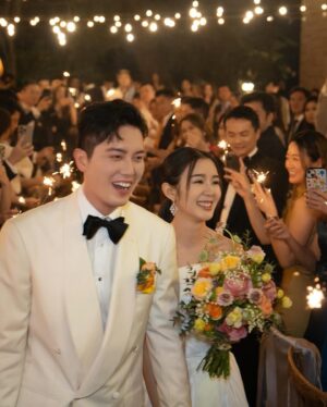 Louisa Mak Instagram - 唔少朋友都問我，哇搞三場婚禮，咪好辛苦！的確係，完事後直情要瞓足成個禮拜先recover到。其實唔係因為想搞到好「盛」大，而係源自於一個儘量make everyone happy嘅初心。

由於我和盛生好怕衝突、唔開心，所以我哋好早就決定將婚禮分幾次搞，而每一場都有各自嘅主角。大大小小嘅選擇就因住主角嘅需求而決定。

第一場盆菜宴，主角係老爺奶奶。我地盡跟圍村傳統，賓客絕大部份都係佢哋嘅親戚和朋友，而表演嘉賓方面，就邀請了奶奶很喜愛嘅李龍基先生。

第二場係正常擺酒，主角就係麥生麥太，菜式、流程、程序等都以佢地嘅意見為首。圍數全部歸佢地兩老，只受場地所限而唔使同對家協調😌 婚紗款色都迎合佢地喜好

至於第三場，就係更瘋狂嘅party，主角終於係我同盛生喇✌️因為之前已經take care 咗雙方父母嘅要求，呢次我哋就可以盡情選擇自己鍾意嘅嘢 - 戶外草地、樂隊歌曲、西式食物、無限酒精🫢… 爸爸媽媽雖然唔識欣賞，但係都好盡力去嘗試投入 😂 

呢個安排，幫我地避免咗唔少衝突。男女家唔使爭圍數、長輩和後輩唔使爭論食物和形式係中式定西式；頭兩場我和盛生安分守己地做好兒子和女兒的本分，再於尾場玩得好盡興🥳（盡興到啲相都唔出得街🤪)。咁壞處就係… 真係好攰🫠。

每人屋企都唔一樣，家家有本難念的經，以上純粹share下我倆嘅經驗。總括來講，我爸爸媽媽、老爺奶奶也是非常隨和，我們非常幸運，而最後似乎各人都開心。不過同時都提醒一句，家人話「冇咩所謂，簡簡單單就OK」呢句說話… ummm.. 千祈唔好盡信呀🤪唔知你哋又有冇啲咩婚禮後嘅insight呢？喺comment share吓吖！

最後，多謝 @agnesb_cafefleuriste 為三場婚宴都提供無限量超好食蛋糕😌 無論喺中式定西式婚宴、男家定女家、長輩定小朋友，蛋糕都一樣咁受歡迎😍

#勁甜麥

photo 1, 2, 5, 8 @taptsov_photography 
photo 4 @orbsproductionwedding 
photo 6, 7, 9, 10 @stein_image