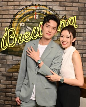Louisa Mak Instagram - Happy World Pilots’ Day! 

自從踏上人生新階段後，要同時兼顧飛行值勤及家庭責任，時間珍貴了，令我們更加重視規劃。

而飛行工作其中最重要一環就是OTP （On Time Performance)，當中包含如何安全、有效率地完成每趟飛行旅程。

工欲善其事，必先利其器，BREITLING Chronomat Automatic GMT 40 機械計時自動腕錶——東方表行特別版，獨特嘅土耳其藍色的錶面，配合追蹤第二時區的標誌性黃色 GMT 指針，有效幫助飛行人員即時了解兩地時差。

好的規劃之下，工作之餘就可以好好享受生活，多陪伴多旅行、創造更多美好回憶；與東方表行「TAKE YOUR TIME」的主題不謀而合，捉緊每個時機用心感受生活。

@breitling #chronomat #140years @OrientalWatchCompany @breitling_hk.queensroad_squad 
#Orientalwatchcompany #東方表行 #hkqueensroadboutique
#worldpilotsday #aviator