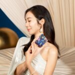 Louisa Mak Instagram - 變化是唯一的不變。工作上，無論是學習運用新科技，或是擔當新職位，我都會抱著積極的態度💪。只有不怕面對新挑戰，我們才能持續蛻變、與世界同步！ @CleDePeauBeaute粼光姫影系列為我帶來敢於蛻變的力量，如美人魚般忠於自己的氣質，追尋發光發亮的自己。 @CleDePeauBeaute的潔面系列一直是我日常必備，但新出的節日系列包裝太精美，令我有點想收藏而不捨得使用！又不過LE SÉRUM真的太好用，質感清爽又超級保濕，所以最後還是拆了包裝來用😆 #CleDePeauBeaute #CleDePeauBeauteHK #CPBCollective #BelieveInRadiance #TowardtheHorizonCollection