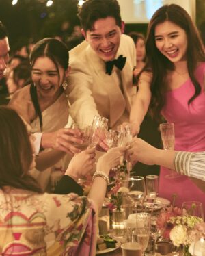 Louisa Mak Instagram - 唔少朋友都問我，哇搞三場婚禮，咪好辛苦！的確係，完事後直情要瞓足成個禮拜先recover到。其實唔係因為想搞到好「盛」大，而係源自於一個儘量make everyone happy嘅初心。

由於我和盛生好怕衝突、唔開心，所以我哋好早就決定將婚禮分幾次搞，而每一場都有各自嘅主角。大大小小嘅選擇就因住主角嘅需求而決定。

第一場盆菜宴，主角係老爺奶奶。我地盡跟圍村傳統，賓客絕大部份都係佢哋嘅親戚和朋友，而表演嘉賓方面，就邀請了奶奶很喜愛嘅李龍基先生。

第二場係正常擺酒，主角就係麥生麥太，菜式、流程、程序等都以佢地嘅意見為首。圍數全部歸佢地兩老，只受場地所限而唔使同對家協調😌 婚紗款色都迎合佢地喜好

至於第三場，就係更瘋狂嘅party，主角終於係我同盛生喇✌️因為之前已經take care 咗雙方父母嘅要求，呢次我哋就可以盡情選擇自己鍾意嘅嘢 - 戶外草地、樂隊歌曲、西式食物、無限酒精🫢… 爸爸媽媽雖然唔識欣賞，但係都好盡力去嘗試投入 😂 

呢個安排，幫我地避免咗唔少衝突。男女家唔使爭圍數、長輩和後輩唔使爭論食物和形式係中式定西式；頭兩場我和盛生安分守己地做好兒子和女兒的本分，再於尾場玩得好盡興🥳（盡興到啲相都唔出得街🤪)。咁壞處就係… 真係好攰🫠。

每人屋企都唔一樣，家家有本難念的經，以上純粹share下我倆嘅經驗。總括來講，我爸爸媽媽、老爺奶奶也是非常隨和，我們非常幸運，而最後似乎各人都開心。不過同時都提醒一句，家人話「冇咩所謂，簡簡單單就OK」呢句說話… ummm.. 千祈唔好盡信呀🤪唔知你哋又有冇啲咩婚禮後嘅insight呢？喺comment share吓吖！

最後，多謝 @agnesb_cafefleuriste 為三場婚宴都提供無限量超好食蛋糕😌 無論喺中式定西式婚宴、男家定女家、長輩定小朋友，蛋糕都一樣咁受歡迎😍

#勁甜麥

photo 1, 2, 5, 8 @taptsov_photography 
photo 4 @orbsproductionwedding 
photo 6, 7, 9, 10 @stein_image