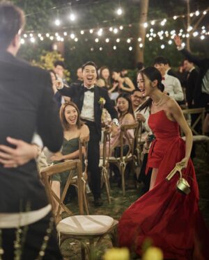 Louisa Mak Instagram - 唔少朋友都問我，哇搞三場婚禮，咪好辛苦！的確係，完事後直情要瞓足成個禮拜先recover到。其實唔係因為想搞到好「盛」大，而係源自於一個儘量make everyone happy嘅初心。

由於我和盛生好怕衝突、唔開心，所以我哋好早就決定將婚禮分幾次搞，而每一場都有各自嘅主角。大大小小嘅選擇就因住主角嘅需求而決定。

第一場盆菜宴，主角係老爺奶奶。我地盡跟圍村傳統，賓客絕大部份都係佢哋嘅親戚和朋友，而表演嘉賓方面，就邀請了奶奶很喜愛嘅李龍基先生。

第二場係正常擺酒，主角就係麥生麥太，菜式、流程、程序等都以佢地嘅意見為首。圍數全部歸佢地兩老，只受場地所限而唔使同對家協調😌 婚紗款色都迎合佢地喜好

至於第三場，就係更瘋狂嘅party，主角終於係我同盛生喇✌️因為之前已經take care 咗雙方父母嘅要求，呢次我哋就可以盡情選擇自己鍾意嘅嘢 - 戶外草地、樂隊歌曲、西式食物、無限酒精🫢… 爸爸媽媽雖然唔識欣賞，但係都好盡力去嘗試投入 😂 

呢個安排，幫我地避免咗唔少衝突。男女家唔使爭圍數、長輩和後輩唔使爭論食物和形式係中式定西式；頭兩場我和盛生安分守己地做好兒子和女兒的本分，再於尾場玩得好盡興🥳（盡興到啲相都唔出得街🤪)。咁壞處就係… 真係好攰🫠。

每人屋企都唔一樣，家家有本難念的經，以上純粹share下我倆嘅經驗。總括來講，我爸爸媽媽、老爺奶奶也是非常隨和，我們非常幸運，而最後似乎各人都開心。不過同時都提醒一句，家人話「冇咩所謂，簡簡單單就OK」呢句說話… ummm.. 千祈唔好盡信呀🤪唔知你哋又有冇啲咩婚禮後嘅insight呢？喺comment share吓吖！

最後，多謝 @agnesb_cafefleuriste 為三場婚宴都提供無限量超好食蛋糕😌 無論喺中式定西式婚宴、男家定女家、長輩定小朋友，蛋糕都一樣咁受歡迎😍

#勁甜麥

photo 1, 2, 5, 8 @taptsov_photography 
photo 4 @orbsproductionwedding 
photo 6, 7, 9, 10 @stein_image