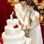 Louisa Mak Instagram - 唔少朋友都問我，哇搞三場婚禮，咪好辛苦！的確係，完事後直情要瞓足成個禮拜先recover到。其實唔係因為想搞到好「盛」大，而係源自於一個儘量make everyone happy嘅初心。 由於我和盛生好怕衝突、唔開心，所以我哋好早就決定將婚禮分幾次搞，而每一場都有各自嘅主角。大大小小嘅選擇就因住主角嘅需求而決定。 第一場盆菜宴，主角係老爺奶奶。我地盡跟圍村傳統，賓客絕大部份都係佢哋嘅親戚和朋友，而表演嘉賓方面，就邀請了奶奶很喜愛嘅李龍基先生。 第二場係正常擺酒，主角就係麥生麥太，菜式、流程、程序等都以佢地嘅意見為首。圍數全部歸佢地兩老，只受場地所限而唔使同對家協調😌 婚紗款色都迎合佢地喜好 至於第三場，就係更瘋狂嘅party，主角終於係我同盛生喇✌️因為之前已經take care 咗雙方父母嘅要求，呢次我哋就可以盡情選擇自己鍾意嘅嘢 - 戶外草地、樂隊歌曲、西式食物、無限酒精🫢… 爸爸媽媽雖然唔識欣賞，但係都好盡力去嘗試投入 😂 呢個安排，幫我地避免咗唔少衝突。男女家唔使爭圍數、長輩和後輩唔使爭論食物和形式係中式定西式；頭兩場我和盛生安分守己地做好兒子和女兒的本分，再於尾場玩得好盡興🥳（盡興到啲相都唔出得街🤪)。咁壞處就係… 真係好攰🫠。 每人屋企都唔一樣，家家有本難念的經，以上純粹share下我倆嘅經驗。總括來講，我爸爸媽媽、老爺奶奶也是非常隨和，我們非常幸運，而最後似乎各人都開心。不過同時都提醒一句，家人話「冇咩所謂，簡簡單單就OK」呢句說話… ummm.. 千祈唔好盡信呀🤪唔知你哋又有冇啲咩婚禮後嘅insight呢？喺comment share吓吖！ 最後，多謝 @agnesb_cafefleuriste 為三場婚宴都提供無限量超好食蛋糕😌 無論喺中式定西式婚宴、男家定女家、長輩定小朋友，蛋糕都一樣咁受歡迎😍 #勁甜麥 photo 1, 2, 5, 8 @taptsov_photography photo 4 @orbsproductionwedding photo 6, 7, 9, 10 @stein_image