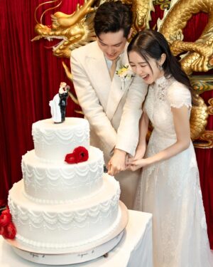 Louisa Mak Instagram - 唔少朋友都問我，哇搞三場婚禮，咪好辛苦！的確係，完事後直情要瞓足成個禮拜先recover到。其實唔係因為想搞到好「盛」大，而係源自於一個儘量make everyone happy嘅初心。

由於我和盛生好怕衝突、唔開心，所以我哋好早就決定將婚禮分幾次搞，而每一場都有各自嘅主角。大大小小嘅選擇就因住主角嘅需求而決定。

第一場盆菜宴，主角係老爺奶奶。我地盡跟圍村傳統，賓客絕大部份都係佢哋嘅親戚和朋友，而表演嘉賓方面，就邀請了奶奶很喜愛嘅李龍基先生。

第二場係正常擺酒，主角就係麥生麥太，菜式、流程、程序等都以佢地嘅意見為首。圍數全部歸佢地兩老，只受場地所限而唔使同對家協調😌 婚紗款色都迎合佢地喜好

至於第三場，就係更瘋狂嘅party，主角終於係我同盛生喇✌️因為之前已經take care 咗雙方父母嘅要求，呢次我哋就可以盡情選擇自己鍾意嘅嘢 - 戶外草地、樂隊歌曲、西式食物、無限酒精🫢… 爸爸媽媽雖然唔識欣賞，但係都好盡力去嘗試投入 😂 

呢個安排，幫我地避免咗唔少衝突。男女家唔使爭圍數、長輩和後輩唔使爭論食物和形式係中式定西式；頭兩場我和盛生安分守己地做好兒子和女兒的本分，再於尾場玩得好盡興🥳（盡興到啲相都唔出得街🤪)。咁壞處就係… 真係好攰🫠。

每人屋企都唔一樣，家家有本難念的經，以上純粹share下我倆嘅經驗。總括來講，我爸爸媽媽、老爺奶奶也是非常隨和，我們非常幸運，而最後似乎各人都開心。不過同時都提醒一句，家人話「冇咩所謂，簡簡單單就OK」呢句說話… ummm.. 千祈唔好盡信呀🤪唔知你哋又有冇啲咩婚禮後嘅insight呢？喺comment share吓吖！

最後，多謝 @agnesb_cafefleuriste 為三場婚宴都提供無限量超好食蛋糕😌 無論喺中式定西式婚宴、男家定女家、長輩定小朋友，蛋糕都一樣咁受歡迎😍

#勁甜麥

photo 1, 2, 5, 8 @taptsov_photography 
photo 4 @orbsproductionwedding 
photo 6, 7, 9, 10 @stein_image