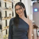 Louisa Mak Instagram - 平時無論返工需要長時間對電腦，抑或幕前工作要熟讀劇本或對白，都會加重眼睛的負擔，所以我平時都會定期驗眼，check住眼睛狀況。 今次我就去OPTICSMIND體驗左專業及非一般的驗配流程！OPTICSMIND係香港首間擁有「蔡司ZVE視光專家」認證的眼鏡店，店內新成立的ZVE概念空間由他們與蔡司聯合打造，當中配備了最新的蔡司VISUCORE 500，能夠得出個人化「光學指紋」作深度分析，加上用蔡司i.Terminal 2量度出鏡框、鏡片及臉型的中心定位，發揮鏡片的最佳光學效能，確保我擁有清晰又舒適的視力。 經過簡單7步的「My Vision Experience by ZEISS」體驗之後，OPTICSMIND的視光師專業地講解我的個人化光學指紋，讓我更加了解自己眼睛現時狀況及需求，原來驗眼都不再是求度數這麼簡單，還可以加深對雙眼的認識！最後當然要揀返副最適合我嘅眼鏡，時尚的鏡框款式再配埋用上i.Technology技術的蔡司鏡片，加上他們承諾保證會有長期跟進服務，幫我keep住有最佳視覺！ #opticsmind #眼鏡主義 #尖沙咀眼鏡 #香港眼鏡 #ZEISS #ZEISSVISUCORE500 #蔡司ZVE視光專家 #ZVE概念空間