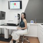 Louisa Mak Instagram - 平時無論返工需要長時間對電腦，抑或幕前工作要熟讀劇本或對白，都會加重眼睛的負擔，所以我平時都會定期驗眼，check住眼睛狀況。 今次我就去OPTICSMIND體驗左專業及非一般的驗配流程！OPTICSMIND係香港首間擁有「蔡司ZVE視光專家」認證的眼鏡店，店內新成立的ZVE概念空間由他們與蔡司聯合打造，當中配備了最新的蔡司VISUCORE 500，能夠得出個人化「光學指紋」作深度分析，加上用蔡司i.Terminal 2量度出鏡框、鏡片及臉型的中心定位，發揮鏡片的最佳光學效能，確保我擁有清晰又舒適的視力。 經過簡單7步的「My Vision Experience by ZEISS」體驗之後，OPTICSMIND的視光師專業地講解我的個人化光學指紋，讓我更加了解自己眼睛現時狀況及需求，原來驗眼都不再是求度數這麼簡單，還可以加深對雙眼的認識！最後當然要揀返副最適合我嘅眼鏡，時尚的鏡框款式再配埋用上i.Technology技術的蔡司鏡片，加上他們承諾保證會有長期跟進服務，幫我keep住有最佳視覺！ #opticsmind #眼鏡主義 #尖沙咀眼鏡 #香港眼鏡 #ZEISS #ZEISSVISUCORE500 #蔡司ZVE視光專家 #ZVE概念空間