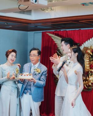 Louisa Mak Instagram - 唔少朋友都問我，哇搞三場婚禮，咪好辛苦！的確係，完事後直情要瞓足成個禮拜先recover到。其實唔係因為想搞到好「盛」大，而係源自於一個儘量make everyone happy嘅初心。

由於我和盛生好怕衝突、唔開心，所以我哋好早就決定將婚禮分幾次搞，而每一場都有各自嘅主角。大大小小嘅選擇就因住主角嘅需求而決定。

第一場盆菜宴，主角係老爺奶奶。我地盡跟圍村傳統，賓客絕大部份都係佢哋嘅親戚和朋友，而表演嘉賓方面，就邀請了奶奶很喜愛嘅李龍基先生。

第二場係正常擺酒，主角就係麥生麥太，菜式、流程、程序等都以佢地嘅意見為首。圍數全部歸佢地兩老，只受場地所限而唔使同對家協調😌 婚紗款色都迎合佢地喜好

至於第三場，就係更瘋狂嘅party，主角終於係我同盛生喇✌️因為之前已經take care 咗雙方父母嘅要求，呢次我哋就可以盡情選擇自己鍾意嘅嘢 - 戶外草地、樂隊歌曲、西式食物、無限酒精🫢… 爸爸媽媽雖然唔識欣賞，但係都好盡力去嘗試投入 😂 

呢個安排，幫我地避免咗唔少衝突。男女家唔使爭圍數、長輩和後輩唔使爭論食物和形式係中式定西式；頭兩場我和盛生安分守己地做好兒子和女兒的本分，再於尾場玩得好盡興🥳（盡興到啲相都唔出得街🤪)。咁壞處就係… 真係好攰🫠。

每人屋企都唔一樣，家家有本難念的經，以上純粹share下我倆嘅經驗。總括來講，我爸爸媽媽、老爺奶奶也是非常隨和，我們非常幸運，而最後似乎各人都開心。不過同時都提醒一句，家人話「冇咩所謂，簡簡單單就OK」呢句說話… ummm.. 千祈唔好盡信呀🤪唔知你哋又有冇啲咩婚禮後嘅insight呢？喺comment share吓吖！

最後，多謝 @agnesb_cafefleuriste 為三場婚宴都提供無限量超好食蛋糕😌 無論喺中式定西式婚宴、男家定女家、長輩定小朋友，蛋糕都一樣咁受歡迎😍

#勁甜麥

photo 1, 2, 5, 8 @taptsov_photography 
photo 4 @orbsproductionwedding 
photo 6, 7, 9, 10 @stein_image