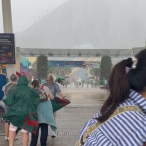 Louisa Mak Instagram - 今日星期日難得約到成班親戚一家大細去海洋公園，做個稱職嘅舅母帶兩個姨甥同動物say hi。出門口嘅時候啲雨落下落下，諗住大部份時間都係室內睇動物應該OK。點知自己過分天真，一到公園門口就狂風暴雨，搞到成班人好似走難咁款。唉剛做舅母就失敗收場，好彩有幾隻動物公仔氹住兩個小朋友話下次再嚟過。

#海洋公園 #打波先嚟落雨 #擇日重賽 #安全至上