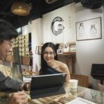 Louisa Mak Instagram - 平時無論返工需要長時間對電腦，抑或幕前工作要熟讀劇本或對白，都會加重眼睛的負擔，所以我平時都會定期驗眼，check住眼睛狀況。 今次我就去OPTICSMIND體驗左專業及非一般的驗配流程！OPTICSMIND係香港首間擁有「蔡司ZVE視光專家」認證的眼鏡店，店內新成立的ZVE概念空間由他們與蔡司聯合打造，當中配備了最新的蔡司VISUCORE 500，能夠得出個人化「光學指紋」作深度分析，加上用蔡司i.Terminal 2量度出鏡框、鏡片及臉型的中心定位，發揮鏡片的最佳光學效能，確保我擁有清晰又舒適的視力。 經過簡單7步的「My Vision Experience by ZEISS」體驗之後，OPTICSMIND的視光師專業地講解我的個人化光學指紋，讓我更加了解自己眼睛現時狀況及需求，原來驗眼都不再是求度數這麼簡單，還可以加深對雙眼的認識！最後當然要揀返副最適合我嘅眼鏡，時尚的鏡框款式再配埋用上i.Technology技術的蔡司鏡片，加上他們承諾保證會有長期跟進服務，幫我keep住有最佳視覺！ #opticsmind #眼鏡主義 #尖沙咀眼鏡 #香港眼鏡 #ZEISS #ZEISSVISUCORE500 #蔡司ZVE視光專家 #ZVE概念空間