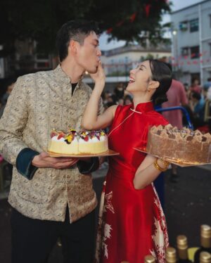 Louisa Mak Instagram - 唔少朋友都問我，哇搞三場婚禮，咪好辛苦！的確係，完事後直情要瞓足成個禮拜先recover到。其實唔係因為想搞到好「盛」大，而係源自於一個儘量make everyone happy嘅初心。

由於我和盛生好怕衝突、唔開心，所以我哋好早就決定將婚禮分幾次搞，而每一場都有各自嘅主角。大大小小嘅選擇就因住主角嘅需求而決定。

第一場盆菜宴，主角係老爺奶奶。我地盡跟圍村傳統，賓客絕大部份都係佢哋嘅親戚和朋友，而表演嘉賓方面，就邀請了奶奶很喜愛嘅李龍基先生。

第二場係正常擺酒，主角就係麥生麥太，菜式、流程、程序等都以佢地嘅意見為首。圍數全部歸佢地兩老，只受場地所限而唔使同對家協調😌 婚紗款色都迎合佢地喜好

至於第三場，就係更瘋狂嘅party，主角終於係我同盛生喇✌️因為之前已經take care 咗雙方父母嘅要求，呢次我哋就可以盡情選擇自己鍾意嘅嘢 - 戶外草地、樂隊歌曲、西式食物、無限酒精🫢… 爸爸媽媽雖然唔識欣賞，但係都好盡力去嘗試投入 😂 

呢個安排，幫我地避免咗唔少衝突。男女家唔使爭圍數、長輩和後輩唔使爭論食物和形式係中式定西式；頭兩場我和盛生安分守己地做好兒子和女兒的本分，再於尾場玩得好盡興🥳（盡興到啲相都唔出得街🤪)。咁壞處就係… 真係好攰🫠。

每人屋企都唔一樣，家家有本難念的經，以上純粹share下我倆嘅經驗。總括來講，我爸爸媽媽、老爺奶奶也是非常隨和，我們非常幸運，而最後似乎各人都開心。不過同時都提醒一句，家人話「冇咩所謂，簡簡單單就OK」呢句說話… ummm.. 千祈唔好盡信呀🤪唔知你哋又有冇啲咩婚禮後嘅insight呢？喺comment share吓吖！

最後，多謝 @agnesb_cafefleuriste 為三場婚宴都提供無限量超好食蛋糕😌 無論喺中式定西式婚宴、男家定女家、長輩定小朋友，蛋糕都一樣咁受歡迎😍

#勁甜麥

photo 1, 2, 5, 8 @taptsov_photography 
photo 4 @orbsproductionwedding 
photo 6, 7, 9, 10 @stein_image