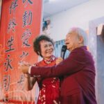 Louisa Mak Instagram - 唔少朋友都問我，哇搞三場婚禮，咪好辛苦！的確係，完事後直情要瞓足成個禮拜先recover到。其實唔係因為想搞到好「盛」大，而係源自於一個儘量make everyone happy嘅初心。 由於我和盛生好怕衝突、唔開心，所以我哋好早就決定將婚禮分幾次搞，而每一場都有各自嘅主角。大大小小嘅選擇就因住主角嘅需求而決定。 第一場盆菜宴，主角係老爺奶奶。我地盡跟圍村傳統，賓客絕大部份都係佢哋嘅親戚和朋友，而表演嘉賓方面，就邀請了奶奶很喜愛嘅李龍基先生。 第二場係正常擺酒，主角就係麥生麥太，菜式、流程、程序等都以佢地嘅意見為首。圍數全部歸佢地兩老，只受場地所限而唔使同對家協調😌 婚紗款色都迎合佢地喜好 至於第三場，就係更瘋狂嘅party，主角終於係我同盛生喇✌️因為之前已經take care 咗雙方父母嘅要求，呢次我哋就可以盡情選擇自己鍾意嘅嘢 - 戶外草地、樂隊歌曲、西式食物、無限酒精🫢… 爸爸媽媽雖然唔識欣賞，但係都好盡力去嘗試投入 😂 呢個安排，幫我地避免咗唔少衝突。男女家唔使爭圍數、長輩和後輩唔使爭論食物和形式係中式定西式；頭兩場我和盛生安分守己地做好兒子和女兒的本分，再於尾場玩得好盡興🥳（盡興到啲相都唔出得街🤪)。咁壞處就係… 真係好攰🫠。 每人屋企都唔一樣，家家有本難念的經，以上純粹share下我倆嘅經驗。總括來講，我爸爸媽媽、老爺奶奶也是非常隨和，我們非常幸運，而最後似乎各人都開心。不過同時都提醒一句，家人話「冇咩所謂，簡簡單單就OK」呢句說話… ummm.. 千祈唔好盡信呀🤪唔知你哋又有冇啲咩婚禮後嘅insight呢？喺comment share吓吖！ 最後，多謝 @agnesb_cafefleuriste 為三場婚宴都提供無限量超好食蛋糕😌 無論喺中式定西式婚宴、男家定女家、長輩定小朋友，蛋糕都一樣咁受歡迎😍 #勁甜麥 photo 1, 2, 5, 8 @taptsov_photography photo 4 @orbsproductionwedding photo 6, 7, 9, 10 @stein_image