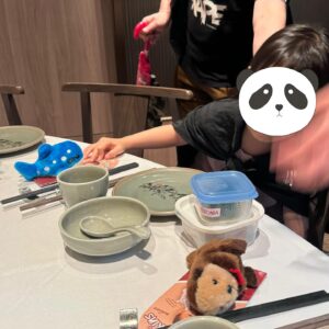 Louisa Mak Instagram - 今日星期日難得約到成班親戚一家大細去海洋公園，做個稱職嘅舅母帶兩個姨甥同動物say hi。出門口嘅時候啲雨落下落下，諗住大部份時間都係室內睇動物應該OK。點知自己過分天真，一到公園門口就狂風暴雨，搞到成班人好似走難咁款。唉剛做舅母就失敗收場，好彩有幾隻動物公仔氹住兩個小朋友話下次再嚟過。

#海洋公園 #打波先嚟落雨 #擇日重賽 #安全至上
