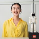 Louisa Mak Instagram - 我一直好多謝媽媽從小俾我喺遊戲中學習，令我對世界保持好奇心，搵到自己嘅興趣，仲擁有一個好愉快嘅童年。 記得細個每年暑假都會同哥哥砌LEGO顆粒，一齊建造一個城巿，由起城牆，到分工完成唔同嘅建築物，雖然間中都會爭配件，但過程中的確令我學識點樣同佢溝通，佢仲會教我解決問題，所以我哋都而家關係都好好㗎。 砌LEGO令我習慣咗要有始有終去完成一件事，仲由細訓練到我嘅專注力、記憶力、執行力同3D思維等等，唔止對讀書有幫助，大個咗我仲可以應用喺組裝傢俱同電腦上，連睇地圖都叻啲！ 我特別鍾意「樂高®️女孩無極限」呢個主題，有甜美又有型格，就好似我從細同哥哥一齊共享玩具，無分男女，令我長大後都唔會刻意用性別去設下框架，例如拍拖時梗係要sweet啲，工作時就理性啲，兩者兼備，哈哈！ 如果將來生咗個女，我一定會跟同她砌LEGO，比併用LEGO顆粒去「還原」同一件實物，睇吓邊個砌得最似樣，過程中仲可以睇到佢嘅性格、創意同埋解決問題嘅能力。相信如果從小俾佢接觸LEGO顆粒嘅話，佢好快就會砌得叻過我😜。 #LEGOGirls #LEGOHK #樂高女孩無極限 #thebridgehk @legohk_official