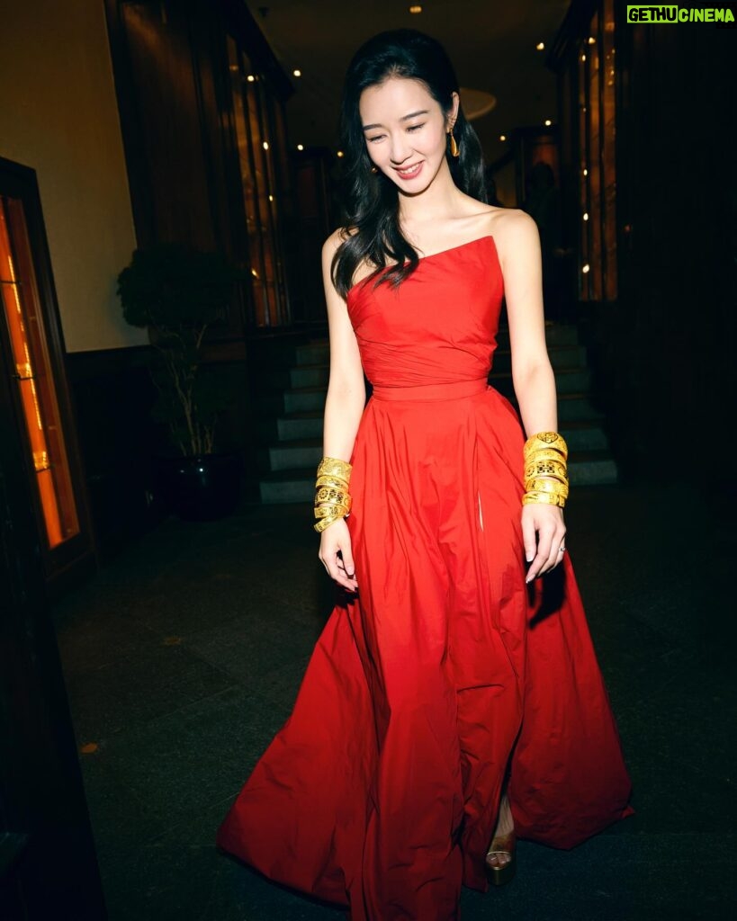 Louisa Mak Instagram - My favourite red 送客gown… that turns into a party dress!!!! 🤘 perfect with gold bangles from @lukfookjewellery_official #唔係假酒 #跟足傳統 🤪 💃#victorchanstudio @victorchanstudio Special thanks to @jamieleehair 醉住幫我換頭 📸 1, 2 @hoyin626 3 @taptsov_photography 4-7 @stein_image