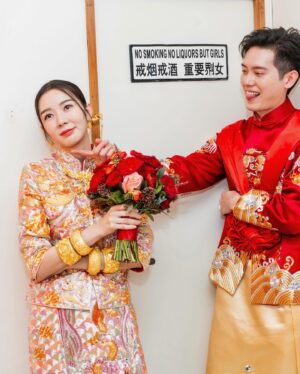 Louisa Mak Instagram - 323 Day ONE

義務盆菜總監 | @ddfromtheblock
義務擔擔抬抬兄弟姐妹團 | @mak.san @lincolnshing @noblemakk @madeline._.chan @joshiuwang @cowis_lactoseintolerance @tc_lai
被逼司儀同表演嘉賓| @leonardchf @lamkingching 

Jewellery | @lukfookjewellery_official
Kwa for Louisa, Keith & Moms | @koon_nam_wah
Qipao on Moms | @koon_nam_wah 
Outfit on Louisa & Keith | @shanghaitang 
Cake | @agnesb_cafefleuriste
Beer | @1664blanchk @thebridgehk
Photo & Video | @stein_image @taptsov_photography @justin_cai_ 
Tai Kam | Mrs Tse 
Deco | @seekseedwedding
Bouquet | @roses_floral_atelier