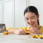 Louisa Mak Instagram - 我一直好多謝媽媽從小俾我喺遊戲中學習，令我對世界保持好奇心，搵到自己嘅興趣，仲擁有一個好愉快嘅童年。 記得細個每年暑假都會同哥哥砌LEGO顆粒，一齊建造一個城巿，由起城牆，到分工完成唔同嘅建築物，雖然間中都會爭配件，但過程中的確令我學識點樣同佢溝通，佢仲會教我解決問題，所以我哋都而家關係都好好㗎。 砌LEGO令我習慣咗要有始有終去完成一件事，仲由細訓練到我嘅專注力、記憶力、執行力同3D思維等等，唔止對讀書有幫助，大個咗我仲可以應用喺組裝傢俱同電腦上，連睇地圖都叻啲！ 我特別鍾意「樂高®️女孩無極限」呢個主題，有甜美又有型格，就好似我從細同哥哥一齊共享玩具，無分男女，令我長大後都唔會刻意用性別去設下框架，例如拍拖時梗係要sweet啲，工作時就理性啲，兩者兼備，哈哈！ 如果將來生咗個女，我一定會跟同她砌LEGO，比併用LEGO顆粒去「還原」同一件實物，睇吓邊個砌得最似樣，過程中仲可以睇到佢嘅性格、創意同埋解決問題嘅能力。相信如果從小俾佢接觸LEGO顆粒嘅話，佢好快就會砌得叻過我😜。 #LEGOGirls #LEGOHK #樂高女孩無極限 #thebridgehk @legohk_official