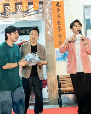Louisa Mak Instagram - 323 Day ONE

義務盆菜總監 | @ddfromtheblock
義務擔擔抬抬兄弟姐妹團 | @mak.san @lincolnshing @noblemakk @madeline._.chan @joshiuwang @cowis_lactoseintolerance @tc_lai
被逼司儀同表演嘉賓| @leonardchf @lamkingching 

Jewellery | @lukfookjewellery_official
Kwa for Louisa, Keith & Moms | @koon_nam_wah
Qipao on Moms | @koon_nam_wah 
Outfit on Louisa & Keith | @shanghaitang 
Cake | @agnesb_cafefleuriste
Beer | @1664blanchk @thebridgehk
Photo & Video | @stein_image @taptsov_photography @justin_cai_ 
Tai Kam | Mrs Tse 
Deco | @seekseedwedding
Bouquet | @roses_floral_atelier