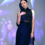Louisa Mak Instagram - Do you know how large a 104 carat diamond is? 🥺 Check out the Chow Tai Fook “Beyond Time” Diamond Exhibition to find out! The exhibition offers an immersive experience for you to appreciate the beauty of extremely rare diamonds and the unparalleled craftsmanship of Chow Tai Fook Jewellery Group. The masterpiece “a Heritage in Bloom” was such an eye-opener - featuring a 104-carat diamond with highest possible cut grade or 3-Excellent, and 24 D-colour internally flawless diamonds. Don’t miss out!! @chowtaifookjewellery #BeyondTime #CTFDiamonds #ChowTaiFook #周大福