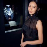 Louisa Mak Instagram - Do you know how large a 104 carat diamond is? 🥺 Check out the Chow Tai Fook “Beyond Time” Diamond Exhibition to find out! The exhibition offers an immersive experience for you to appreciate the beauty of extremely rare diamonds and the unparalleled craftsmanship of Chow Tai Fook Jewellery Group. The masterpiece “a Heritage in Bloom” was such an eye-opener - featuring a 104-carat diamond with highest possible cut grade or 3-Excellent, and 24 D-colour internally flawless diamonds. Don’t miss out!! @chowtaifookjewellery #BeyondTime #CTFDiamonds #ChowTaiFook #周大福