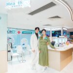 Louisa Mak Instagram - 咦我同Jay傾緊啲咩呢？ 就係傾緊 @hkwatsons 恩平道旗艦店內嘅互動智能科技，同個人化嘅O O零售新體驗😍 恩平道旗艦店逾8,000 呎，提供由內到外的健康美容服務，糅合美容彩妝、個人護理、保健養生，應有盡有！ @jayfungmusic #給你幸福所以幸福