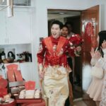 Louisa Mak Instagram - Sorry 真係唔想po咁多嘢阻住大家咁，只不過真係有唔少品牌同埋朋友要多謝番。之前亦都希望應使則使、可慳則慳（幫盛生慳！）🫣所以拜託大家忍耐一下🥺 嫁女餅方面盛生真係要多謝 @keewahbakery。坦白講，當初我哋思考過呢一part可否skip，或者應該選擇咩類型嘅餅。最後我地好慶幸選擇咗派餅，同埋派傳統囍餅。除了麥媽媽麥爸爸派得好happy之外，我哋發覺連自己朋友收到都一樣好開心，亦都係一個好好嘅機會同朋友connect番。 款色方面，比較傳統嘅朋友（如長輩）一定會偏好傳統囍餅；而非傳統嘅朋友，收咩都冇咩所謂… 所以傳統囍餅一定最”make everyone happy” 😎 另外，特別特別鳴謝 @rsvpcom 幫我純熟迅速送出！ #keewahbakery #奇華 #嫁女餅 #囍餅 Gold @lukfookjewellery_official Kwa @koon_nam_wah Photo @stein_image Coordination @seekseedwedding
