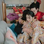 Louisa Mak Instagram - Sorry 真係唔想po咁多嘢阻住大家咁，只不過真係有唔少品牌同埋朋友要多謝番。之前亦都希望應使則使、可慳則慳（幫盛生慳！）🫣所以拜託大家忍耐一下🥺 嫁女餅方面盛生真係要多謝 @keewahbakery。坦白講，當初我哋思考過呢一part可否skip，或者應該選擇咩類型嘅餅。最後我地好慶幸選擇咗派餅，同埋派傳統囍餅。除了麥媽媽麥爸爸派得好happy之外，我哋發覺連自己朋友收到都一樣好開心，亦都係一個好好嘅機會同朋友connect番。 款色方面，比較傳統嘅朋友（如長輩）一定會偏好傳統囍餅；而非傳統嘅朋友，收咩都冇咩所謂… 所以傳統囍餅一定最”make everyone happy” 😎 另外，特別特別鳴謝 @rsvpcom 幫我純熟迅速送出！ #keewahbakery #奇華 #嫁女餅 #囍餅 Gold @lukfookjewellery_official Kwa @koon_nam_wah Photo @stein_image Coordination @seekseedwedding